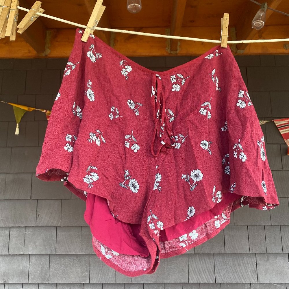 Skylar + Madison Red floral flowy shorts (size: small)